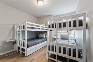 ラウンドロックにあるCowboy Pool - Large Patio - King Bed - Firepit Table - Pet Friendlyのウッドフロアの客室で、白い二段ベッド2台が備わります。 +51枚の写真