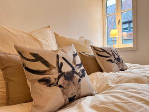 a bed with a pillow with a deer on it at Direkt am Marktplatz - Freudenstadt und Schwarzwald erleben in Freudenstadt