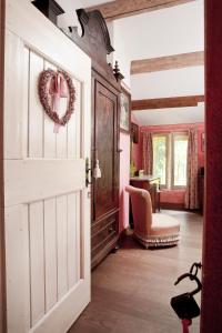 a room with a door with a wreath on it at Casa Delle Meridiane in Ravenna