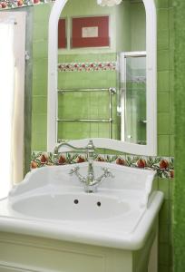 bagno con lavandino bianco e specchio di Casa Delle Meridiane a Ravenna