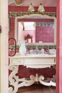 bagno con lavandino e specchio di Casa Delle Meridiane a Ravenna