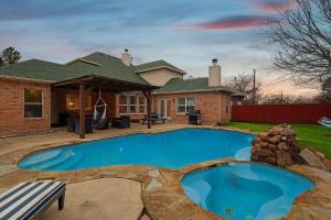 Bazén v ubytování Immaculate 5BR 2,5BA Holiday Home with Pool nebo v jeho okolí