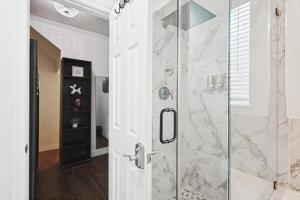 Koupelna v ubytování Immaculate 5BR 2,5BA Holiday Home with Pool