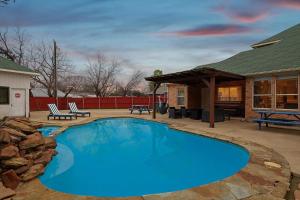 Bazén v ubytování Immaculate 5BR 2,5BA Holiday Home with Pool nebo v jeho okolí