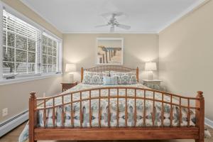 Katil atau katil-katil dalam bilik di NEW Snug Harbour on Big Glen Lake +69 gambar