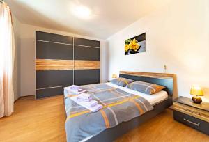 Posteľ alebo postele v izbe v ubytovaní Apartment Kampor 4 + 30 fotografií