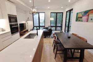 Una cocina y una sala con una mesa y un comedor. en Contemporary Home in Shaw-U Street, en Washington
