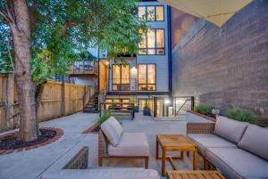 un patio con sofá y mesas y un edificio en Contemporary Home in Shaw-U Street, en Washington