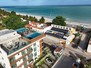 eine Aussicht über ein Gebäude und den Strand in der Unterkunft Apartamento 40m da praia Maragogi vista mar in Maragogi