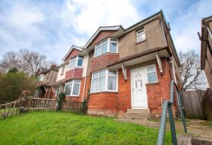 una casa de ladrillo rojo con puerta blanca en 6 beds in 4 bedrooms house, en Southampton