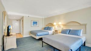 Postel nebo postele na pokoji v ubytování Oceanfront Studio in Daytona Beach Resort