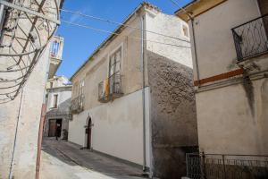 an alley in an old building on a street at Casa Lanzara - Dimora Storica nel cuore del Pollino in Morano Calabro