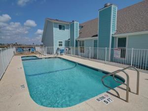 una piscina davanti a una casa di Shared Pool Fishing Dock Walk to the Beach a Padre Island