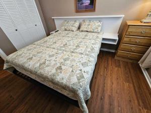 Letto o letti in una camera di Shared Pool Fishing Dock Walk to the Beach