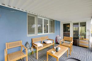 10 Mi to Redondo Beach Carson Home with Pool Table!的休息区