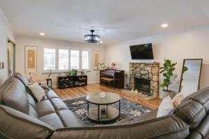 10 Mi to Redondo Beach Carson Home with Pool Table!的电视和/或娱乐中心