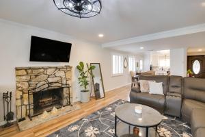10 Mi to Redondo Beach Carson Home with Pool Table!的电视和/或娱乐中心