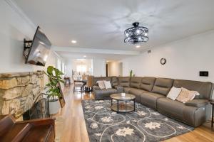 卡森10 Mi to Redondo Beach Carson Home with Pool Table!的带沙发和电视的客厅