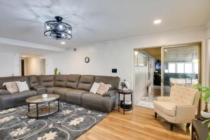 10 Mi to Redondo Beach Carson Home with Pool Table!的休息区