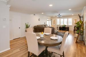 卡森10 Mi to Redondo Beach Carson Home with Pool Table!的一间带桌椅的餐厅和客厅