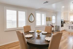 10 Mi to Redondo Beach Carson Home with Pool Table!的休息区