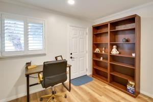 卡森10 Mi to Redondo Beach Carson Home with Pool Table!的相册照片