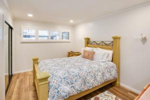 卡森10 Mi to Redondo Beach Carson Home with Pool Table!的带床和窗户的卧室 更多24张照片