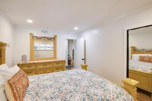 10 Mi to Redondo Beach Carson Home with Pool Table!客房内的一张或多张床位
