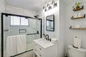 卡森10 Mi to Redondo Beach Carson Home with Pool Table!的带淋浴和水槽的白色浴室