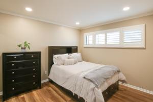 10 Mi to Redondo Beach Carson Home with Pool Table!客房内的一张或多张床位