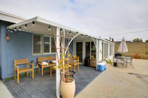 10 Mi to Redondo Beach Carson Home with Pool Table!的阳台或露台