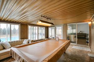 10 Mi to Redondo Beach Carson Home with Pool Table!的休息区