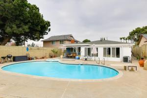 卡森10 Mi to Redondo Beach Carson Home with Pool Table!的房子前面的一个大游泳池