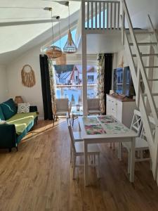ŻarnowskaにあるApartament Piaskowa 2のキッチン、リビングルーム(テーブル、階段付)