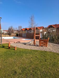 ŻarnowskaにあるApartament Piaskowa 2の遊び場(バスケットボールコート付)のある公園 +3枚の写真
