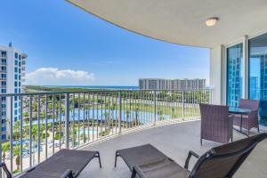 Un balcón con mesa y sillas y vista al mar. en Destin Resort Condo with Pool and Beach Shuttle!, en Destin