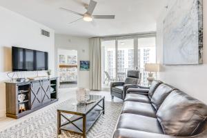 Una sala de estar con un sofá y un televisor. en Destin Resort Condo with Pool and Beach Shuttle!, en Destin