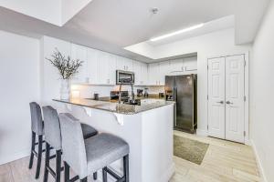 Una cocina o zona de cocina en Destin Resort Condo with Pool and Beach Shuttle!