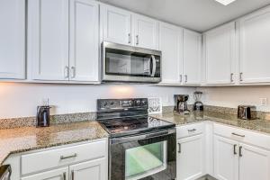 Una cocina o zona de cocina en Destin Resort Condo with Pool and Beach Shuttle!