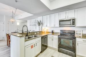 Una cocina o zona de cocina en Destin Resort Condo with Pool and Beach Shuttle!