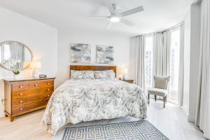 Un dormitorio con una cama y un ventilador de techo. en Destin Resort Condo with Pool and Beach Shuttle!, en Destin 18 fotos más