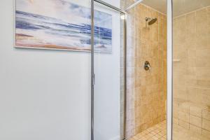 Un baño de Destin Resort Condo with Pool and Beach Shuttle!