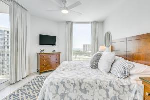 Un dormitorio con una cama grande y un televisor. en Destin Resort Condo with Pool and Beach Shuttle!, en Destin
