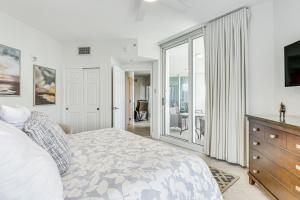 Cama o camas de una habitación en Destin Resort Condo with Pool and Beach Shuttle!