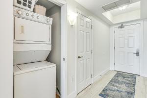 Imagen de la galería de Destin Resort Condo with Pool and Beach Shuttle!, en Destin