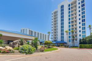 una calle frente a dos edificios altos en Destin Resort Condo with Pool and Beach Shuttle!, en Destin