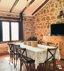 a dining room with a table and chairs at El Descansillo in Tetouan
