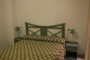 sypialnia z łóżkiem i 2 szafkami nocnymi z lampkami w obiekcie Amatista 12 D - Private w mieście Calpe
