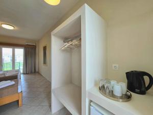 Kuchyň nebo kuchyňský kout v ubytování Koulouris Beach Hotel