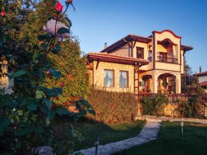 une maison avec une clôture devant dans l'établissement къща за гости villa Jurta, à Avren